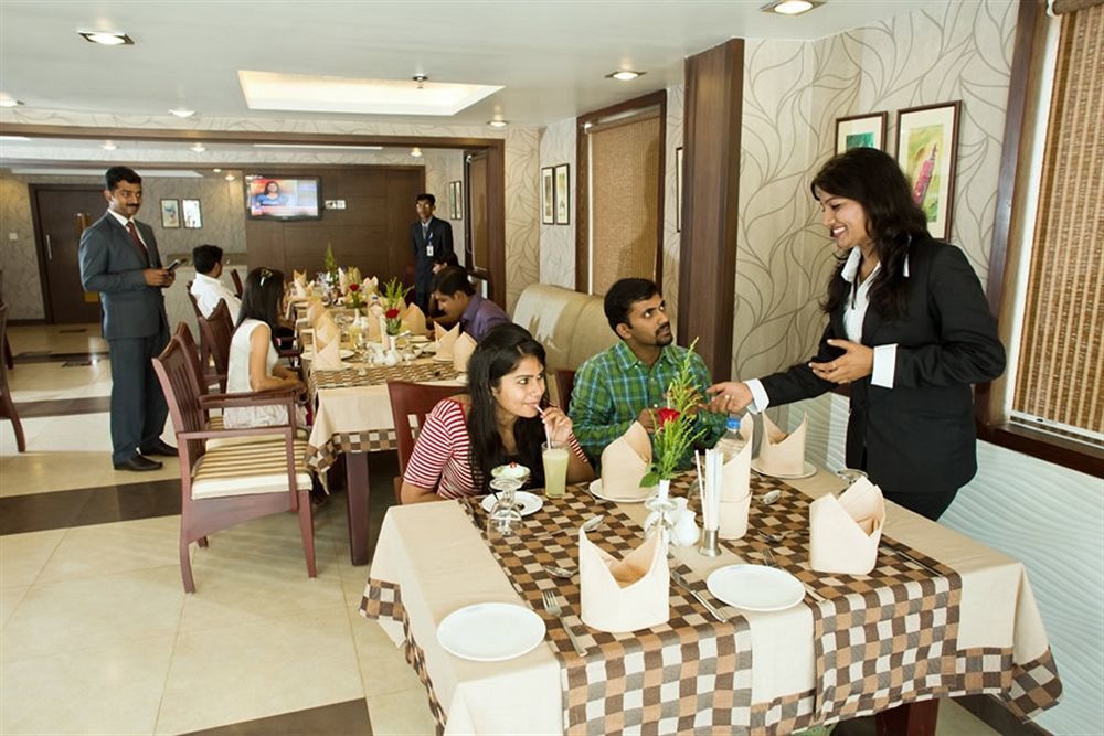 Hotel Pookodans International Kondotty Buitenkant foto